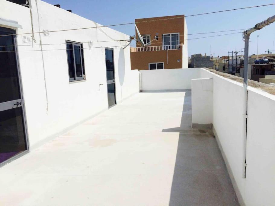 May Flower: Modern Flat Close To Airport/Bus Stops Tarxien المظهر الخارجي الصورة