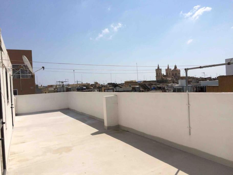 May Flower: Modern Flat Close To Airport/Bus Stops Tarxien المظهر الخارجي الصورة